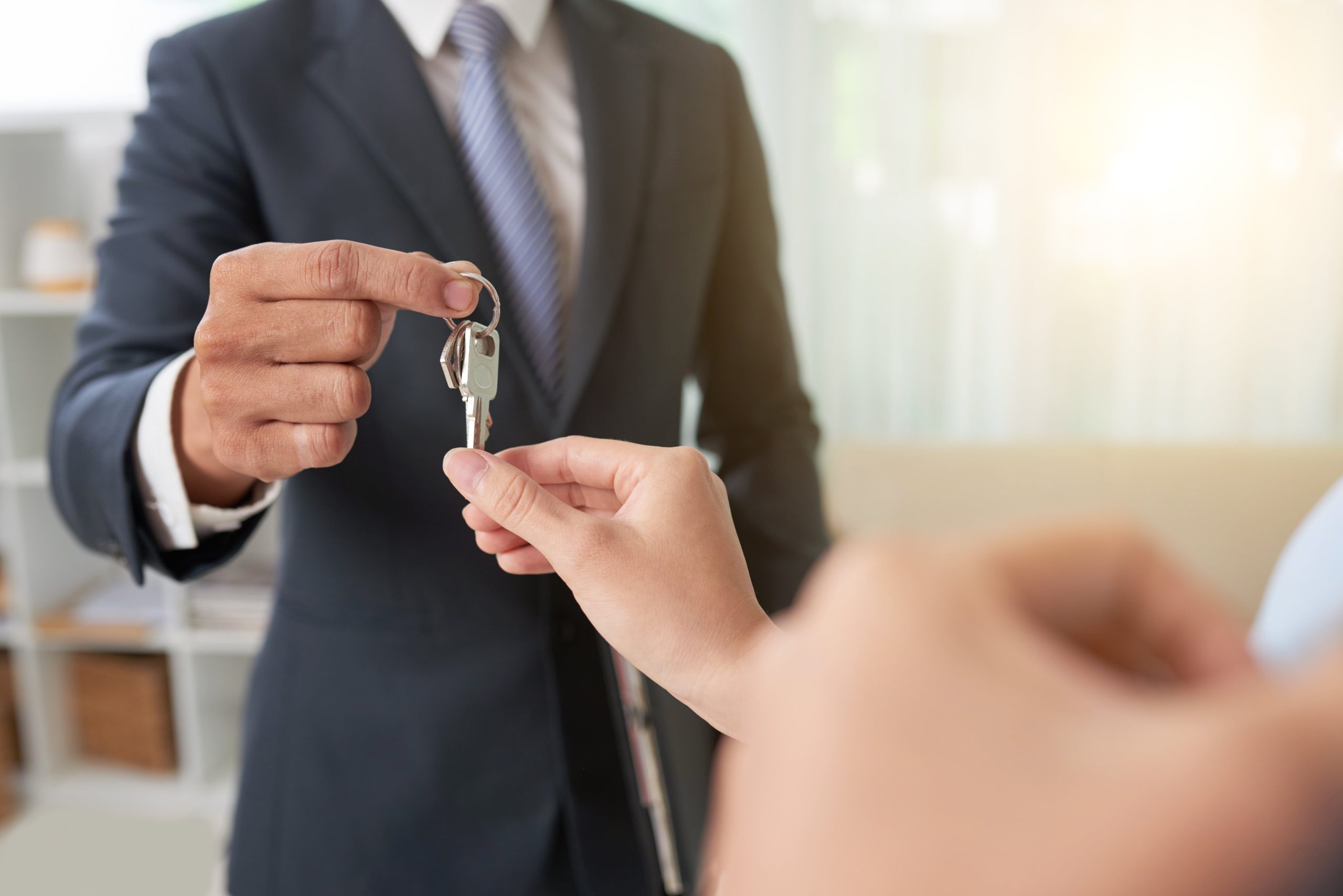 broker-giving-keys-min